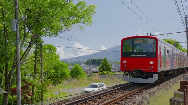 春の富士山と富士急 6000系