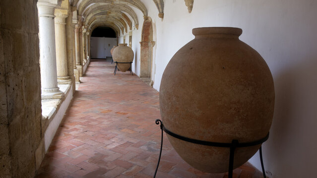 Kreuzgang mit Tonkr&uuml;gen St&auml;dtisches Museum Faro (Museu Municipal de Faro)