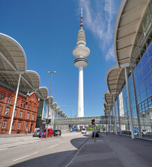 Fernsehturm in Hamburg - Blauer Himmel © ExQuisine