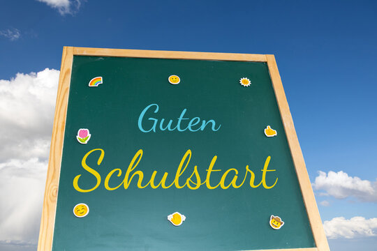 Tafel mit der Aufschrift GUTEN SCHULSTART vor blauem Himmel