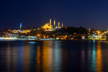 Obraz premium Istanbul Golden Horn Metro Bridge and at night