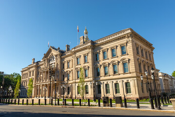 Obraz premium The historic New Jersey State House in Trenton, featuring its distinctive gold dome and impressive nineteenth-century civic architecture.