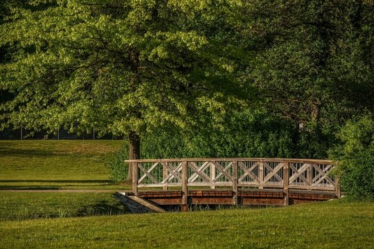 Holzbr&uuml;cke im Park