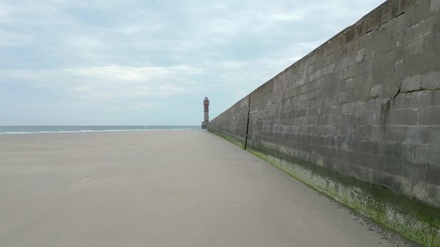 Dunkerque - vue drone &agrave; mar&eacute;e basse le long de la digue menant au feu de Saint Pol