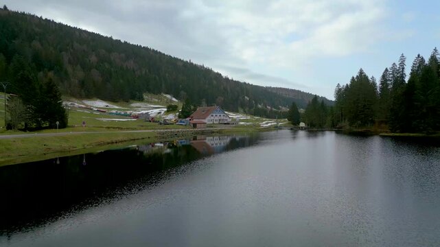 Survol au raz de l'eau du lac de la T&eacute;nine dans les Vosges