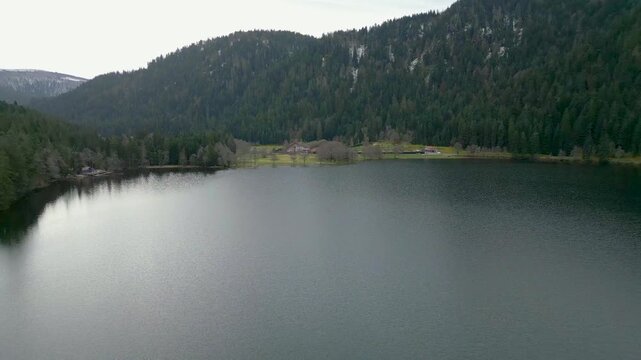 Lac de Longemer dans les Vosges et camping &agrave; la sortie de l'hiver - vue drone