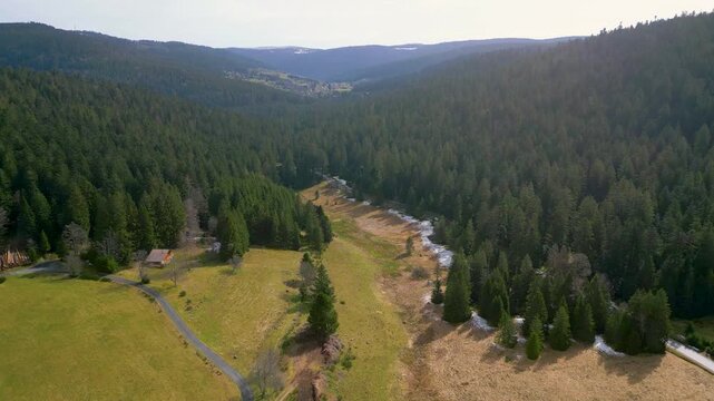 For&ecirc;t et paysage des Vosges &agrave; la sortie de l'hiver vus depuis un drone