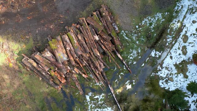 Aire de bucheronnage dans la for&ecirc;t des Voges en hiver - vue drone verticale