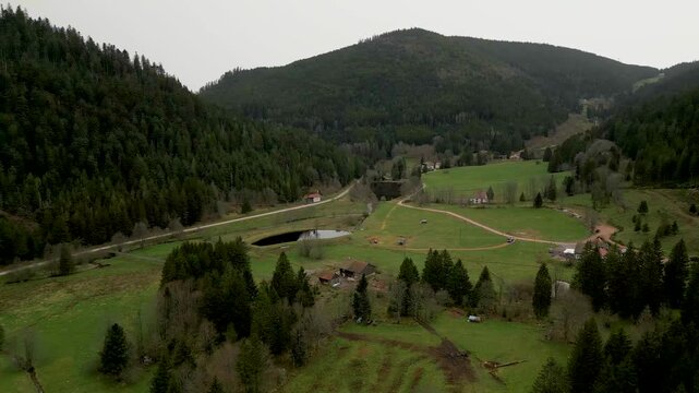 Vue drone de la vall&eacute;e du Rudlin, la chapelle et le col du Lispach dans les Vosges