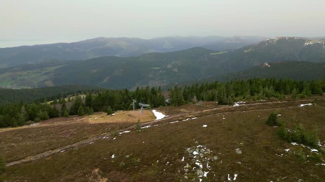 Ligne de cr&egrave;te s&eacute;parant les Vosges et l'Alsace en hiver film&eacute;e par un drone