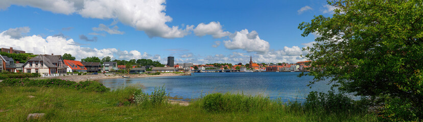 Fototapeta premium Stadtpanorama Sonderborg (Sonderburg) am Als Sund, Dänemark
