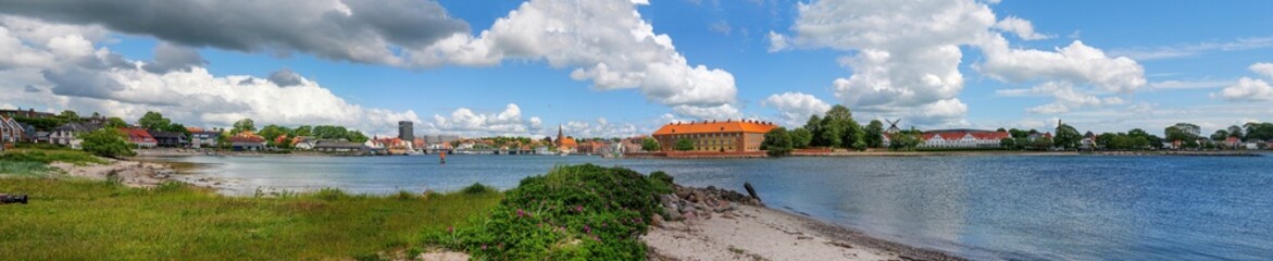 Obraz premium Stadtpanorama Sonderborg (Sonderburg) am Als Sund, Dänemark
