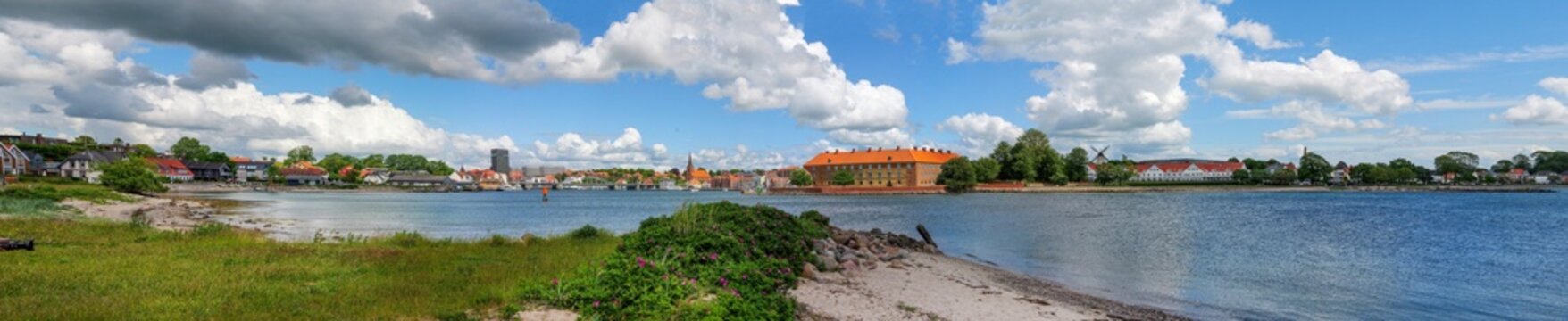 Stadtpanorama Sonderborg (Sonderburg) am Als Sund, D&auml;nemark