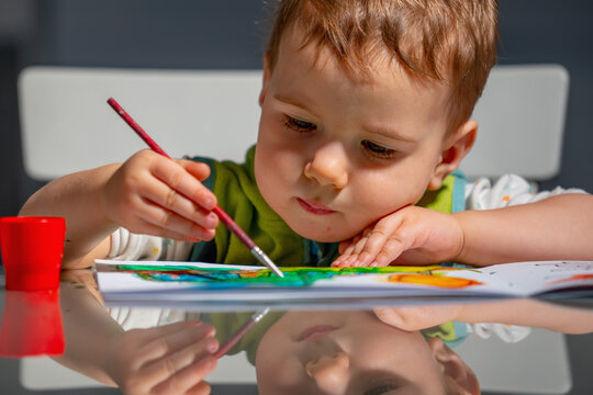 Early childhood education through creative painting activities.