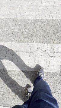 Cruzar paso de peatones rayas blancas suelo paso de cebra viandante transe&uacute;nte en cruce peatonal 