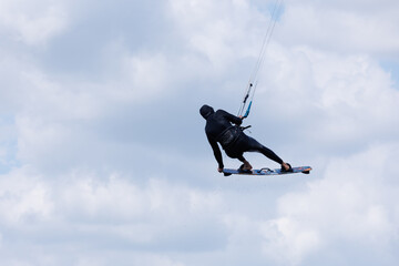 akrobacje na desce do kitesurfingu na zalewie Mietkowskim DOLNYŚLĄSK © Arek mały