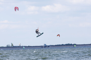 akrobacje na desce do kitesurfingu na zalewie Mietkowskim DOLNYŚLĄSK © Arek mały