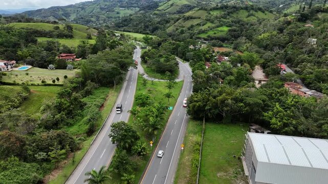 Video Aereo realizado con drone, en el municipio de Barbosa, en el se observa la autopista que conduce al Municipio de Cisneros, en Antioquia, Colombia.