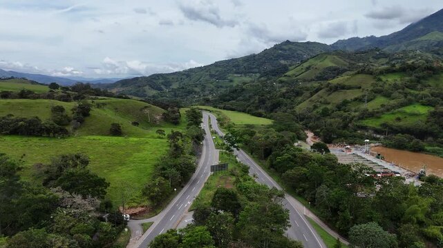 Video Aereo realizado con drone, en el municipio de Barbosa, en el se observa la autopista que conduce al Municipio de Cisneros, en Antioquia, Colombia.