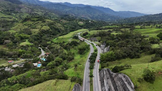 Video Aereo realizado con drone, en el municipio de Barbosa, en el se observa la autopista que conduce al Municipio de Cisneros, en Antioquia, Colombia.