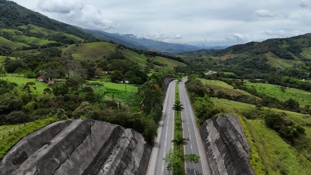 Video Aereo realizado con drone, en el municipio de Barbosa, en el se observa la autopista que conduce al Municipio de Cisneros, en Antioquia, Colombia.