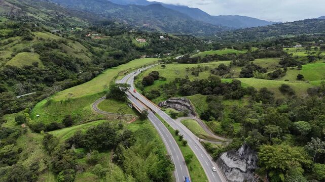 Video Aereo realizado con drone, en el municipio de Barbosa, en el se observa la autopista que conduce al Municipio de Cisneros, en Antioquia, Colombia.