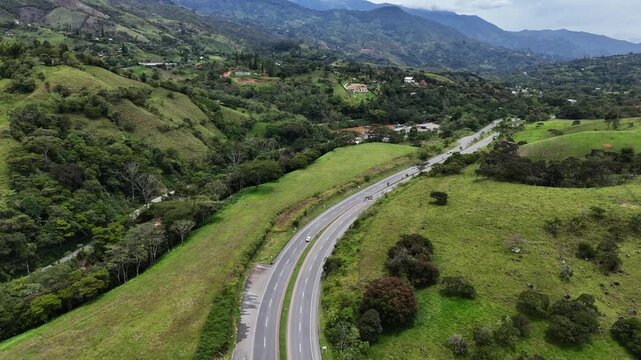 Video Aereo realizado con drone, en el municipio de Barbosa, en el se observa la autopista que conduce al Municipio de Cisneros, en Antioquia, Colombia.