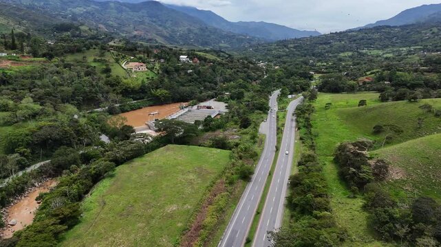 Video Aereo realizado con drone, en el municipio de Barbosa, en el se observa la autopista que conduce al Municipio de Cisneros, en Antioquia, Colombia.