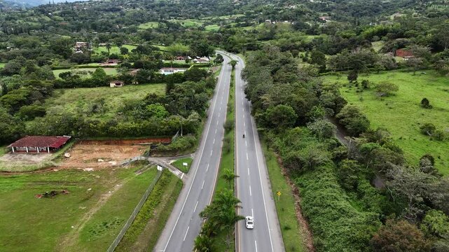 Video Aereo realizado con drone, en el municipio de Barbosa, en el se observa la autopista que conduce al Municipio de Cisneros, en Antioquia, Colombia.