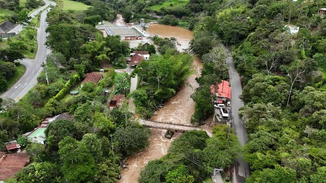 Video Aereo realizado con drone, en el municipio de Barbosa, en el se observa la autopista que conduce al Municipio de Cisneros, en Antioquia, Colombia.
