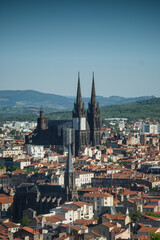 Fototapeta premium prise de vue de la ville de Clermont-Ferrand et de la Cathédrale Notre Dame de l'Assomption, en pierre volcanique noire. Auvergne, Puy-de-dôme, France