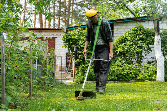 Maintaining the garden with a grass trimmer