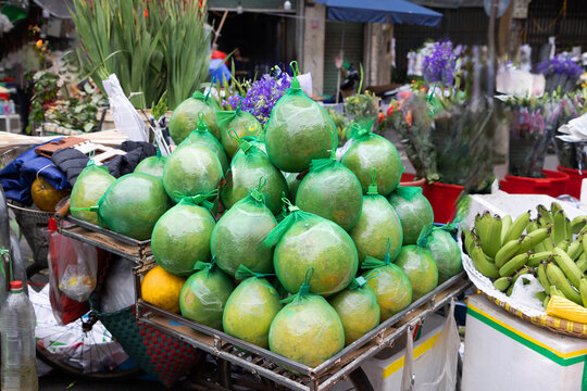 Fresh pomelos and bananas at Hanoi street market