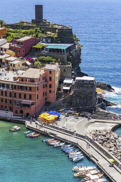 The village of Vernazza with its pastel-coloured houses built into the hillside, view from the hiking trail Via dellAmore, Vernazza, Cinque Terre, Ligurian Coast, Liguria, Italy