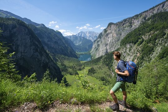 View on the lakes Obersee and K&ouml;nigssee, hikers on the R&ouml;thsteig, in the back Watzmann, Berchtesgaden, Upper Bavaria, Bavaria, Germany