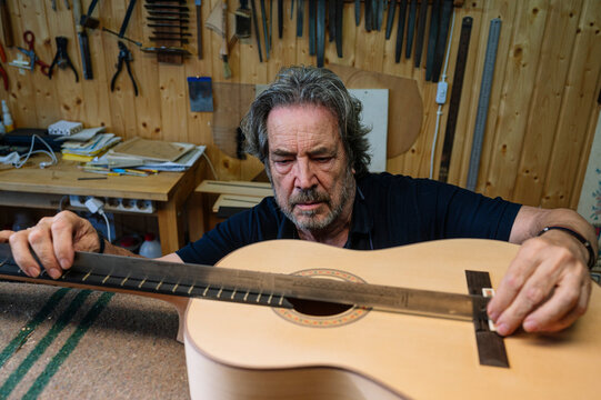 Craftsman perfects guitar in Spanish workshop