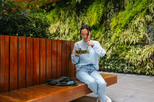 Businesswoman enjoying a healthy lunch break outdoors
