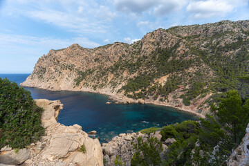 Fototapeta premium Scenic rocky bay with turquoise water and dramatic coastal cliffs