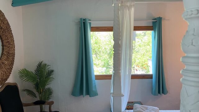 Paneo de habitaci&oacute;n mediterr&aacute;nea con cama con dosel