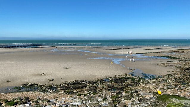 La plage rocailleuse &agrave; la mar&eacute;e basse &agrave; Ambleteuse (France)