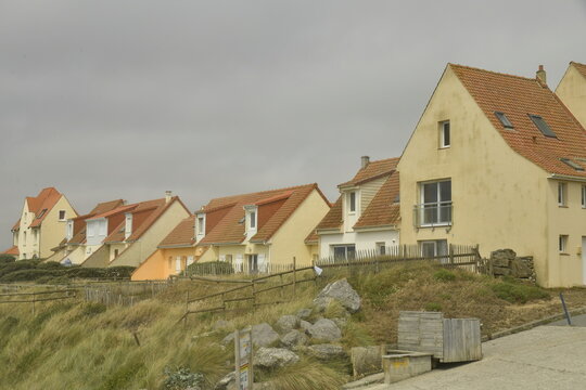 Maisons sur une dune en font de mer &agrave; Ambleteuse &agrave; la C&ocirc;te d'Opale (France)