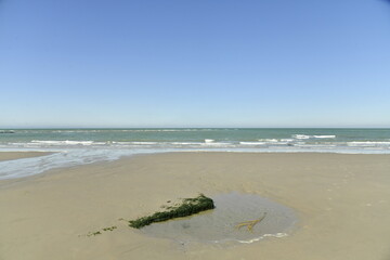 La plage à marée basse à Ambleteuse à la Côte d'Opale (France) © Photocolorsteph