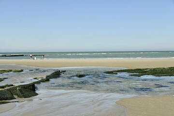 La plage à marée basse à Ambleteuse à la Côte d'Opale (France) © Photocolorsteph