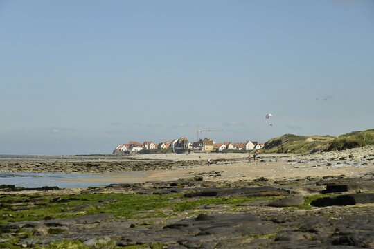 Brise-lames et plage de sable &agrave; mar&eacute;e basse et le village d'Audresselle &agrave; la C&ocirc;te d'Opale (France)