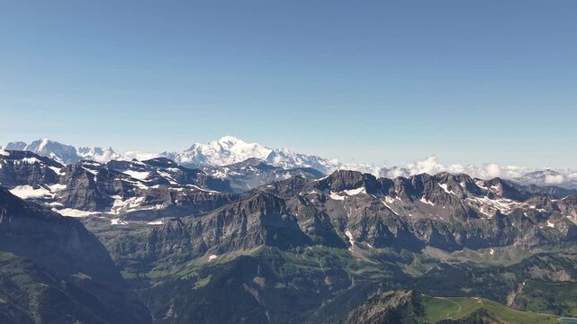Grand panorama a&eacute;rien des cimes enneig&eacute;es des Alpes sous un ciel bleu