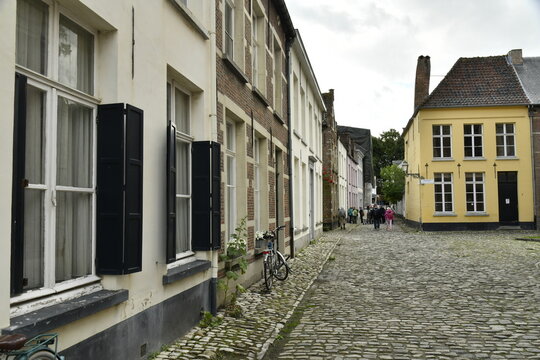 Maisons typiques entre les rues pav&eacute;es au b&eacute;guinage de Lierre (Lier-Antwerpen)