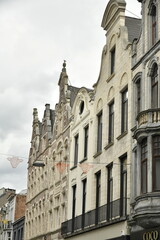 Obraz premium L'architecture des façades à fronton parfois en style baroque au centre historique de Lierre (Lier-Antwerpen)