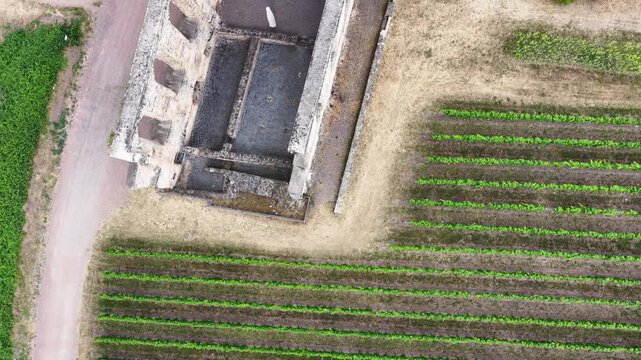 Detailreiche Drohnenaufnahme der historischen Klosterruine Stuben bei Bremm, umgeben von gr&uuml;nen Weinbergen mit Ausfl&uuml;glern und Fahrr&auml;dern auf dem Vorplatz.