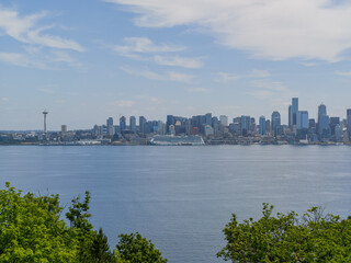 Obraz premium Seattle downtown skyline from Elliott Bay, panoramic waterfront city view
