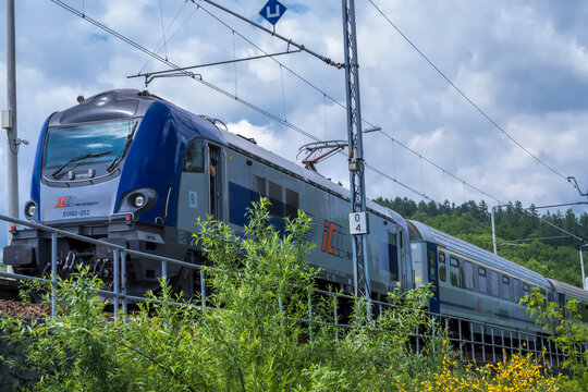 Polska Sucha Beskidzka, 31 maja 2026, 12:47. PKP Intercity &ndash; pociąg elektryczny (NEWAG) na peronie w wiosenny dzień. Pociąg charakteryzuje się eleganckim designem w niebiesko-szarej kolorystyce. 